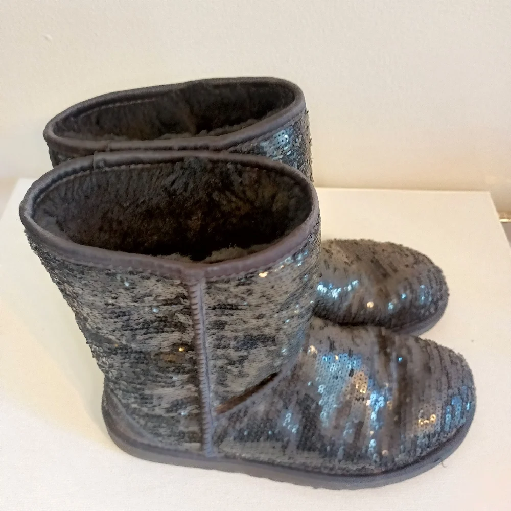 UGG size 7 black sequin boots S/N 3161